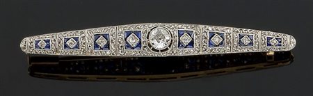 SPILLA Spilla a forma di barretta in oro giallo, sommità in oro bianco,...