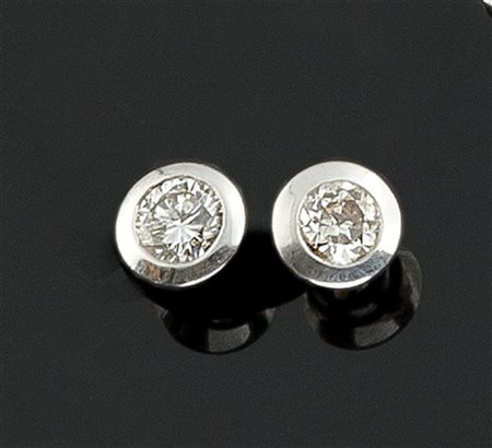 COPPIA DI ORECCHINI Coppia di orecchini in oro bianco, a lobo, con due...