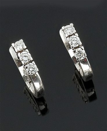 COPPIA DI ORECCHINI Coppia di orecchini in oro bianco, a monachella, con sei...