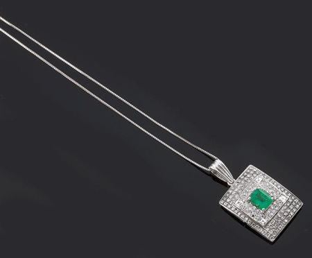 CATENA CON CIONDOLO Catena con ciondolo in oro bianco di forma geometrica con...