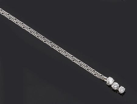 CATENA CON CIONDOLO Catena con ciondolo in oro bianco con tre diamanti taglio...