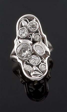 ANELLO Anello in oro bianco, sommità di forma ovale, con diamanti taglio...