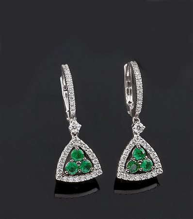 COPPIA DI ORECCHINI Coppia di orecchini in oro bianco, a monachella, con due...