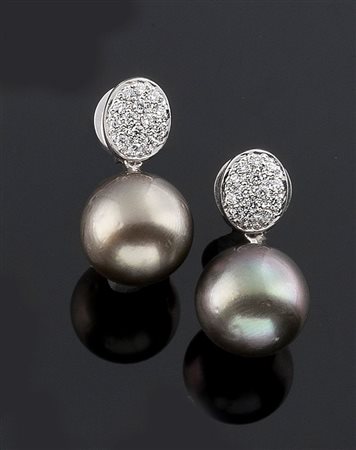 COPPIA DI ORECCHINI Coppia di orecchini in oro bianco con due perle dal diam...