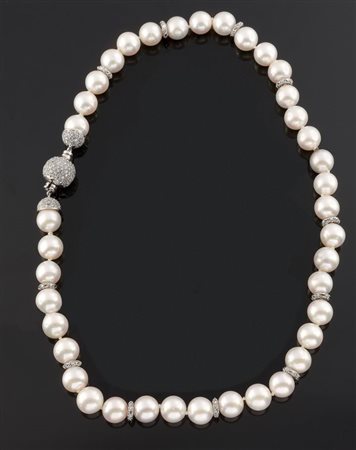 COLLANA DI PERLE Collana composta da un filo di perle dal diam di mm 9,4 a...