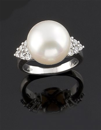 ANELLO Anello oro bianco con perla australiana del diam di mm 13,5, ai lati...