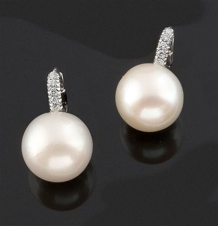 COPPIA DI ORECCHINI Coppia di orecchini in oro bianco, a monachella, con due...