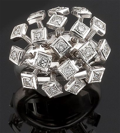 ANELLO Anello in oro bianco sommità a forma di cespuglio fiorito con diamanti...