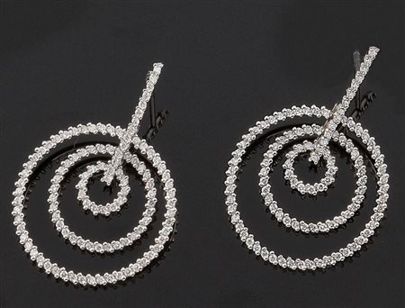 COPPIA DI ORECCHINI Coppia di orecchini in oro bianco, recanti tre cerchi...