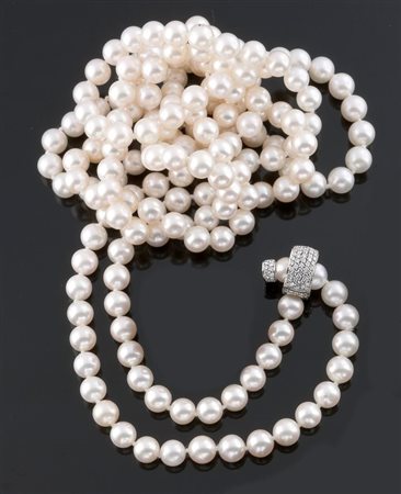 COLLANA DI PERLE Lunga collana di perle del diam di mm 6,7 a 6,9 ; chiusura...