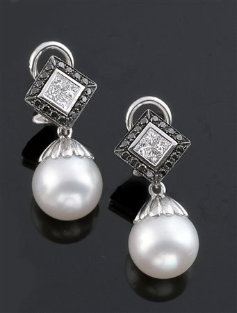 COPPIA DI ORECCHINI Coppia di orecchini in oro bianco con due perle...