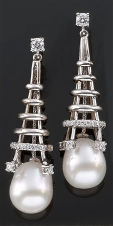 COPPIA DI ORECCHINI Coppia di orecchini pendenti in oro bianco, particolare...