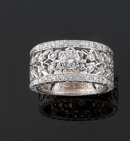 BUCCELLATI Anello in oro bianco, firmato "Buccellati", a fascia, lavorato a...