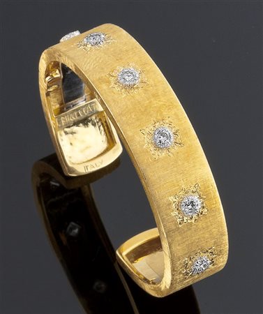 BUCCELLATI Bracciale rigido in oro giallo satinato, firmato "Buccellati", con...