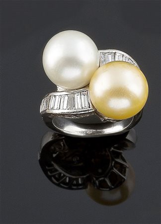 ANELLO Anello in oro bianco con due perle australiane di cui una di colore...