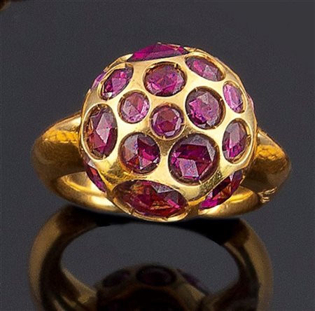 POMELLATO Anello in oro giallo, firmato "Pomellato", sommità a sfera...