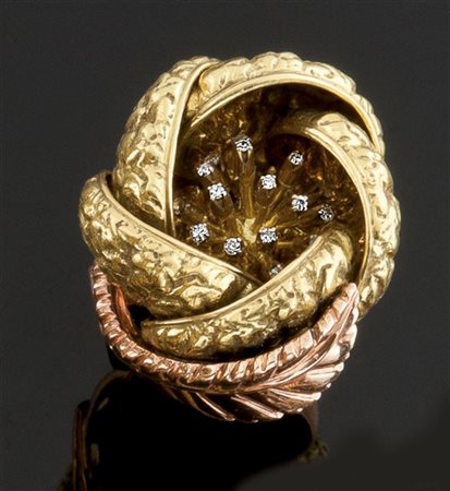 ANELLO Grande anello in oro giallo e rosa, a forma di peonia; nella parte...