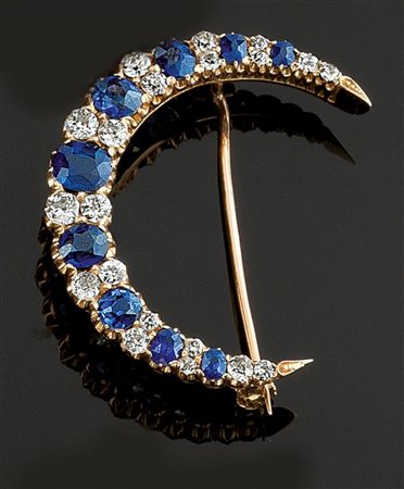 SPILLA Spilla in oro giallo, fine XIX secolo inizi XX secolo, a forma di...