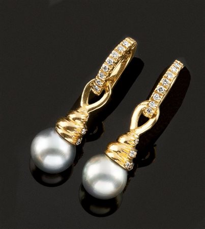 COPPIA DI ORECCHINI Coppia di orecchini in oro giallo con due perle Tahiti...