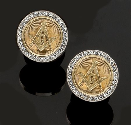 GEMELLI Coppia di gemelli in oro giallo con simboli massonici e diamanti...