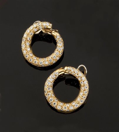 COPPIA DI ORECCHINI Coppia di orecchini in oro giallo ludico e satinato, a...