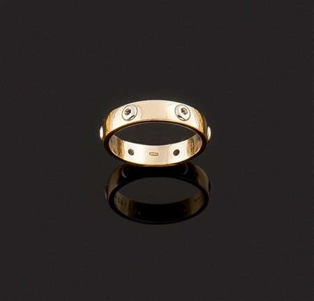 CARTIER Anello in oro giallo e bianco, firmato "Cartier", modello "Love" Peso...