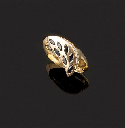 ANELLO Anello in oro giallo, particolare forma ad onda, con zaffiri taglio...