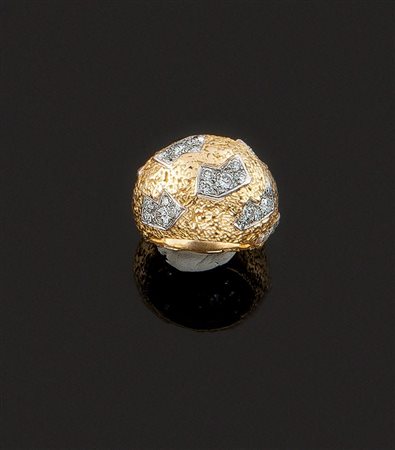 ANELLO Anello in oro giallo, sommità bocciardata a forma di cupola, con...
