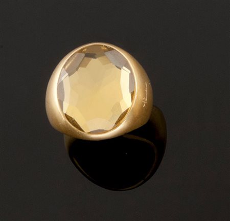 POMELLATO Anello in oro giallo satinato, firmato "Pomellato" con al centro...