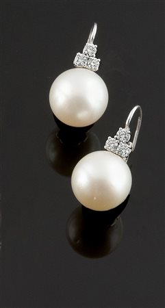 COPPIA DI ORECCHINI Coppia di orecchini in oro bianco, a monachella, con due...