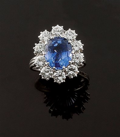 ANELLO Anello in oro bianco con al centro zaffiro di ct. 5,50 ca, contornato...