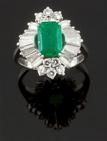 ANELLO Anello in platino al centro smeraldo di taglio rettangolare contornato...