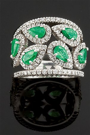 ANELLO Anello in oro bianco, a fascia, nella parte centrale otto gocce...