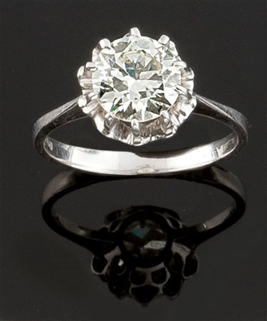 ANELLO Anello in oro bianco con al centro diamante solitario taglio brillante...