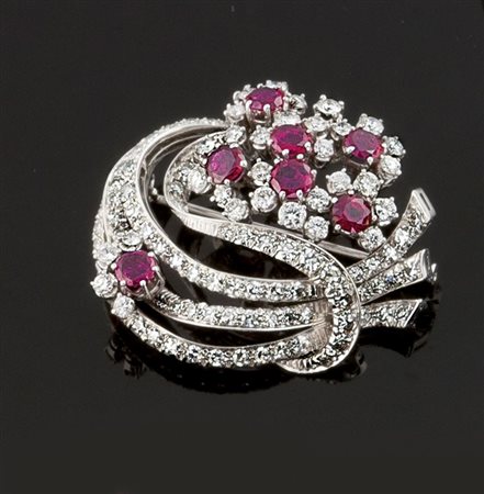 SPILLA Spilla in oro bianco a forma di voluta vegetale con fiori, interamente...