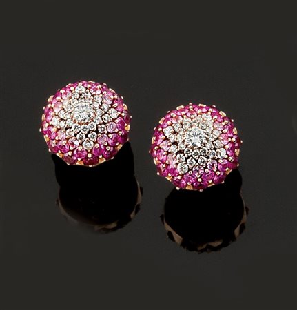 COPPIA DI ORECCHINI Coppia di orecchini in oro rosa e bianco, a lobo, con...