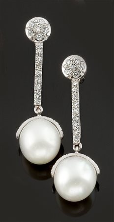 COPPIA DI ORECCHINI Coppia di orecchini in oro bianco con due perle pendenti...