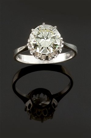 ANELLO Anello in oro bianco con al centro diamante solitario taglio brillante...