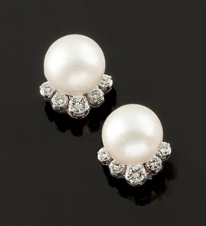COPPIA DI ORECCHINI Coppia di orecchini in oro bianco, a clips, con due perle...