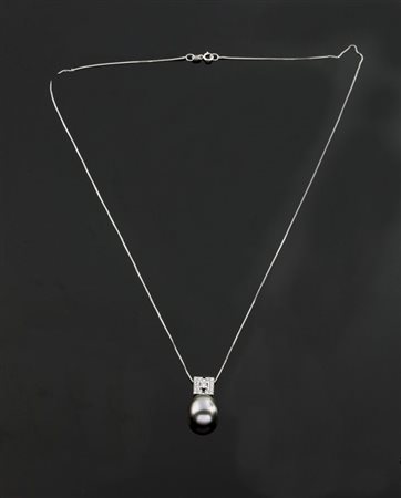 CATENA CON CIONDOLO Catena con ciondolo in oro bianco con perla Tahiti del...