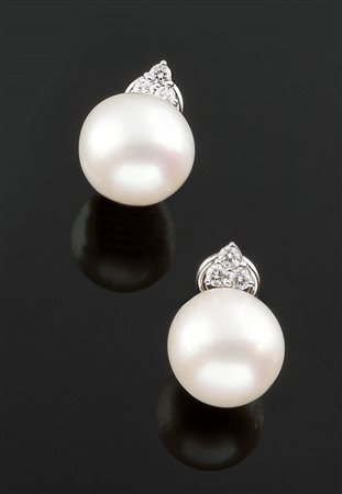 COPPIA DI ORECCHINI Coppia di orecchini in oro bianco, a lobo, con due perle...