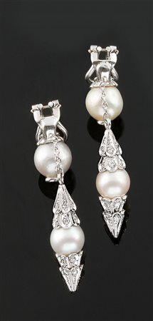 COPPIA DI ORECCHINI Coppia di orecchini pendenti in oro bianco, a clips, con...