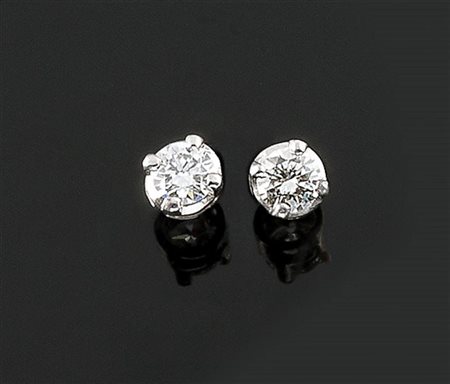 COPPIA DI ORECCHINI Coppia di orecchini in oro bianco, a lobo, con due...