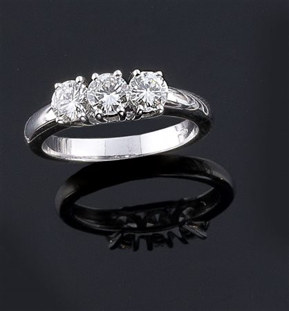 ANELLO Anello in oro bianco, modello trilogy, con tre diamanti taglio...