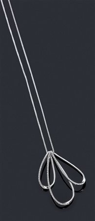 CATENA CON CIONDOLO Catena con ciondolo in oro bianco recante tre petali...