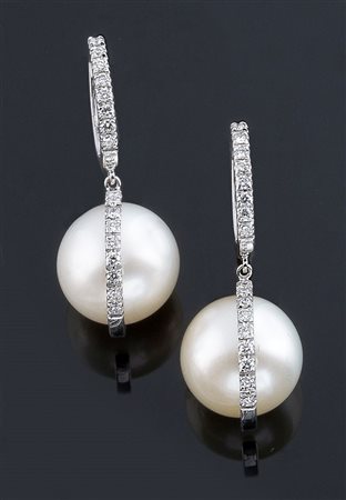 COPPIA DI ORECCHINI Coppia di orecchini pendenti in oro bianco con due perle...