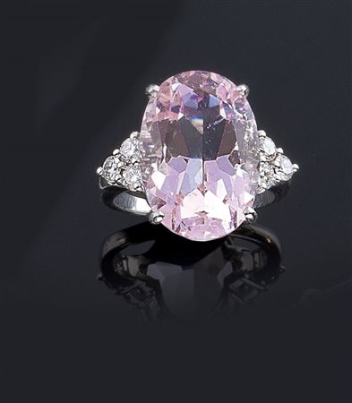 ANELLO Anello in oro bianco con al centro grande morganite rosa taglio ovale...