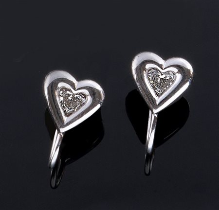 COPPIA DI ORECCHINI Coppia di orecchini in oro bianco, a monachella, a forma...