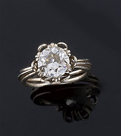 ANELLO Anello in oro bianco con al centro diamante solitario taglio brillante...