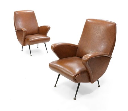 POLTRONE Due poltrone con rivestimento in similpelle marrrone, gambe in...